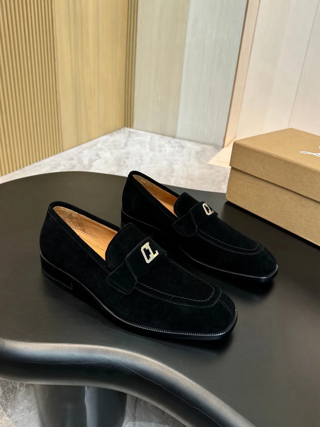 💰960 Christia*.Loubouti*🆑High-end men’s business formal leather shoes｜Classic red-soled shoes｜Original imported first-layer cowhide｜Iconic rivet decoration｜Water-dyed cowhide lining｜Italian imported red cowhide outsole｜High-end luxury｜Perfect interpretation of fashion, sunshine, style, suitable for various occasions Size: 39-44 (customized at 38.45.46)✅